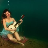 singer under water